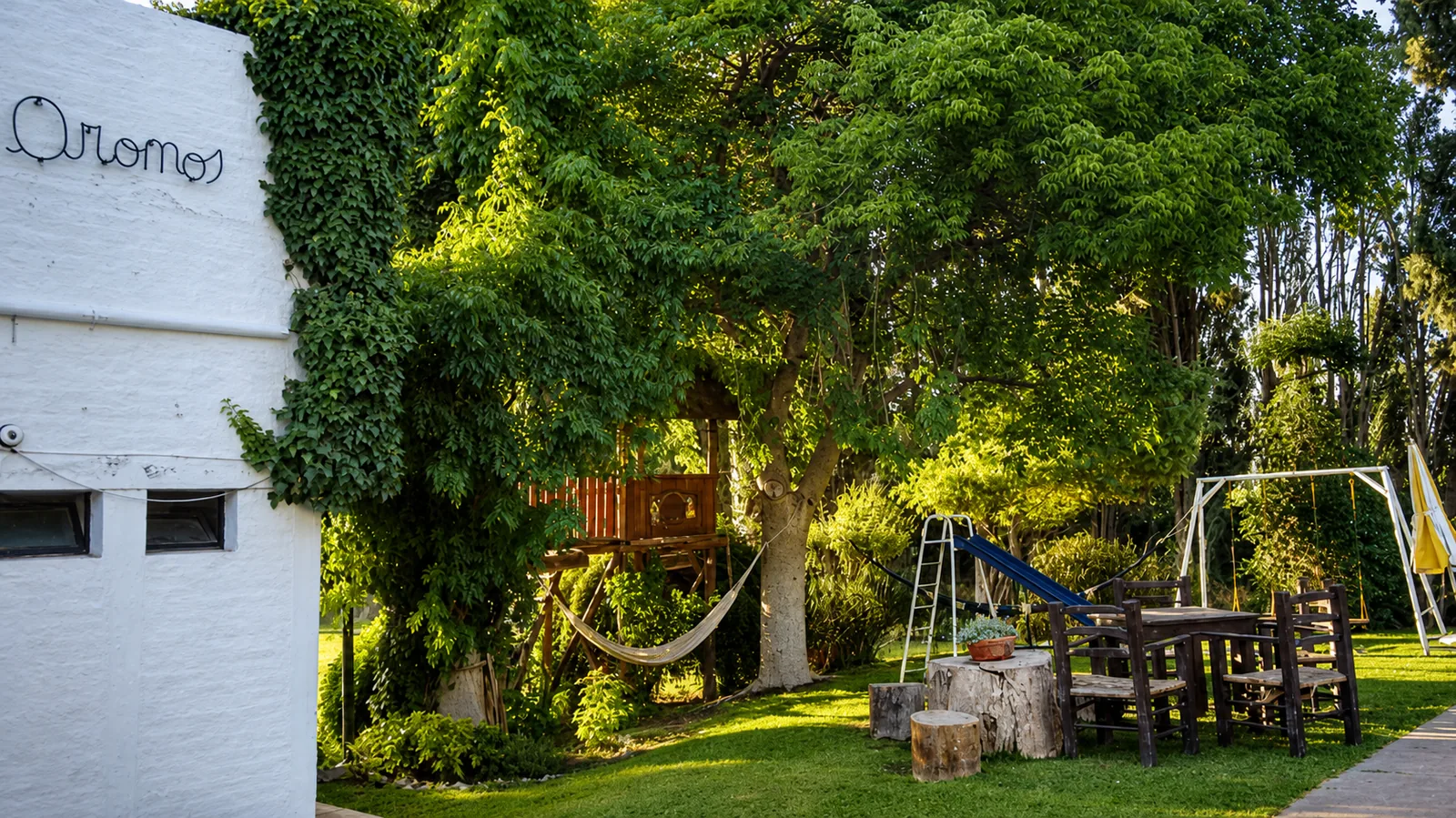 Sector de juegos infantiles entre árboles